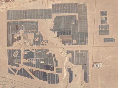 Grande fazenda solar em Golmud, na China.