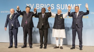 (da esquerda) Presidente do Brasil Lula da Silva, Presidente da China Xi Jinping, Presidente da África do Sul Cyril Ramaphosa