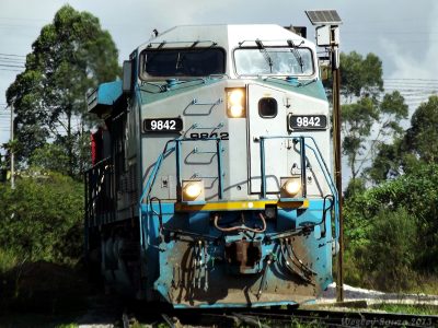 Locomotiva AC 44 Rumo/Cosan Logística em operação em ferrovia brasileira