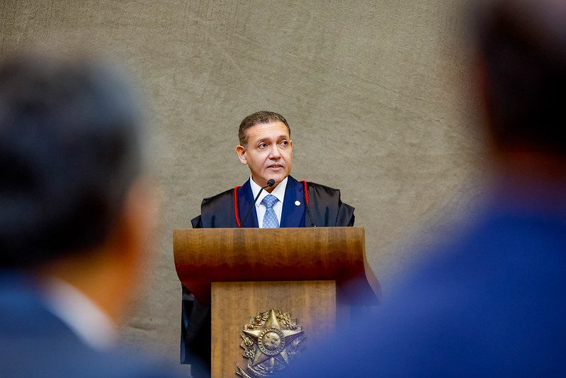 Imagem editorial de apoio sobre oficial.