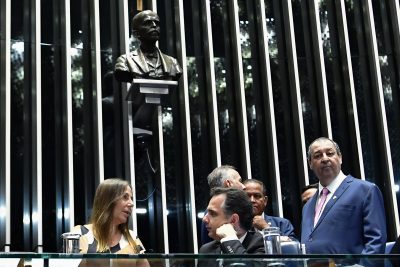 Imagem editorial de apoio sobre oficial.
