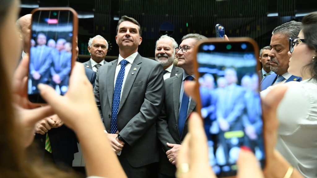Imagem editorial de apoio sobre oficial.