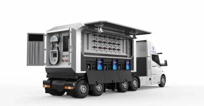 Caminhão da Windrose com sistema de data center móvel e carregadores expostos. (Foto: electrek.co)