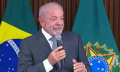 O presidente Lula discursa em frente às bandeiras do Brasil. (Foto: metropoles.com)
