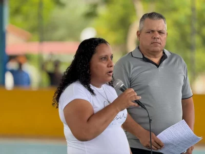 Mulher discursa com microfone em evento na Comuna Socialista Agropesquera «Virgen de Coromoto», Macanao, Nueva Esparta. (Foto