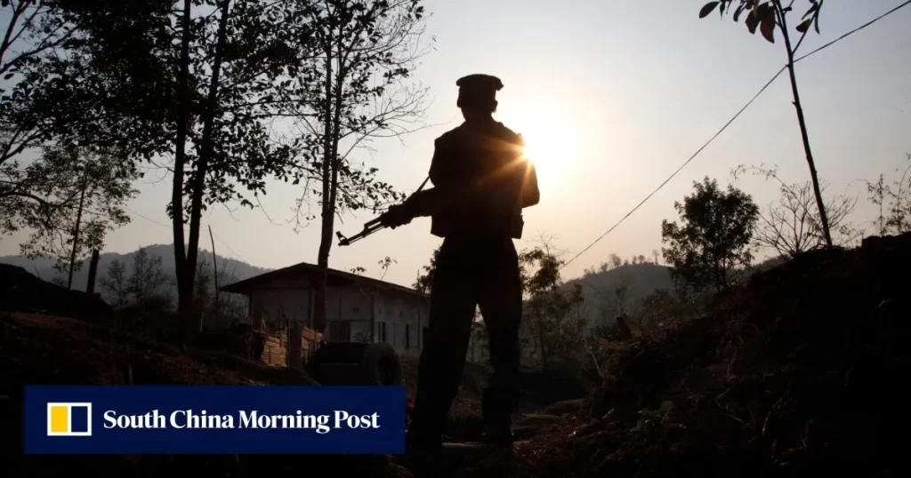 Soldado em posição de vigilância nas regiões montanhosas do estado de Kachin, onde a construção da barragem Myitsone está ger