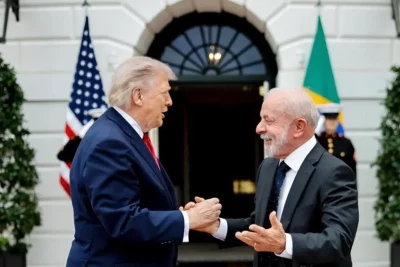 O presidente Lula e Donald Trump se cumprimentam em frente à Casa Branca. (Foto: www.metropoles.com)