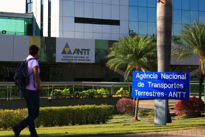 Um homem caminha em frente à sede da ANTT, agência responsável por regulamentar transportes no Brasil. (Foto: metropoles.com)