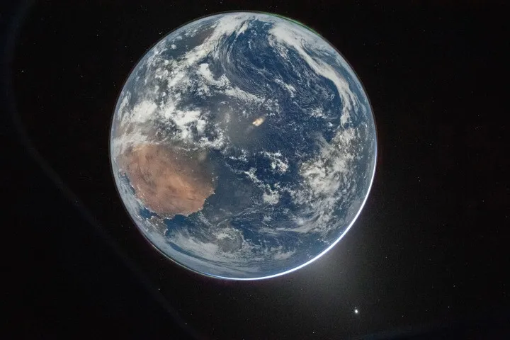 Terra vista do espaço, com continentes e nuvens visíveis contra o fundo estelar. (Foto: science.nasa.gov)