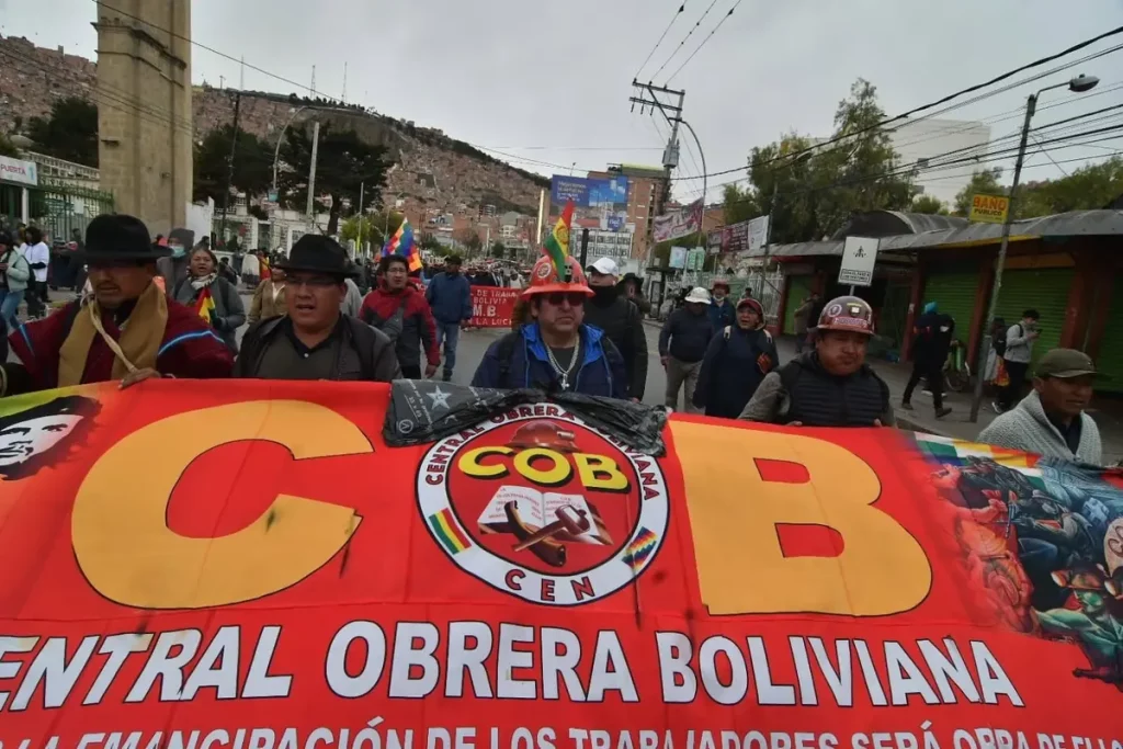 Manifestantes carregam faixa da Central Obrera Boliviana (COB) durante protesto em La Paz. (Foto: telesurtv.net)