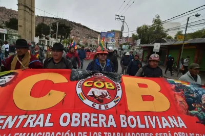 Manifestantes carregam faixa da Central Obrera Boliviana (COB) durante protesto em La Paz. (Foto: telesurtv.net)