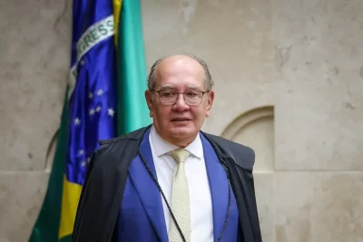 Ministro Gilmar Mendes, do STF, em frente à bandeira do Brasil. (Foto: cartacapital.com.br)