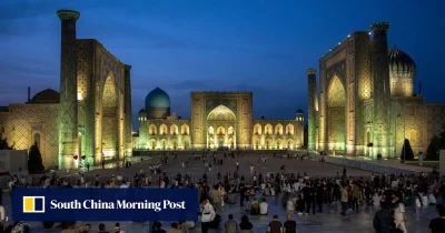 Turistas visitam o Registan em Samarcanda, Uzbequistão, um dos destinos emergentes da Ásia Central atraídos por hongkoneses.