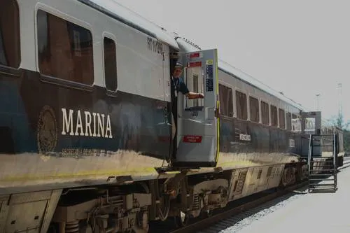 Funcionário do Tren Interoceánico é visto na plataforma de um trem com inscrição "MARINA" em Coatzacoalcos, Veracruz. (Foto: