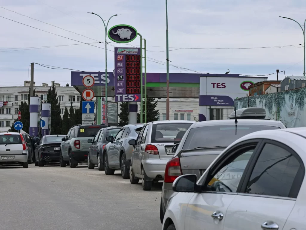 Veículos aguardam fila em posto de gasolina em Sevastopol, Rússia. (Foto: aljazeera.com)
