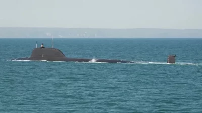 Submarino nuclear russo navega em águas abertas, com torre e periscópio visíveis. (Foto: rt.com)