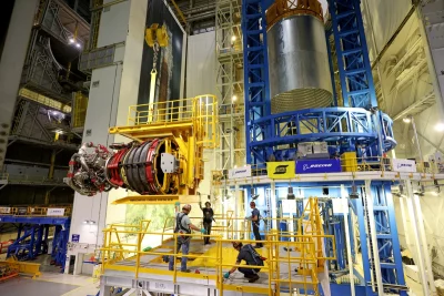 Trabalhadores montam motor de foguete no Centro Espacial Michoud da NASA. (Foto: Wikimedia Commons)