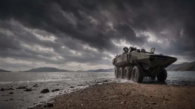 Veículo anfíbio militar avança pela costa em operação de navegação. (Foto: navalnews.com)