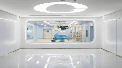 Interior de um centro médico de alta tecnologia em Wuhan Optics Valley, destacando avanços em dispositivos médicos e biotecno