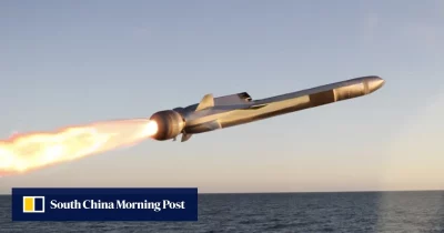 Míssil em lançamento sobre o mar, ilustrando o acordo cancelado entre Malásia e Noruega.