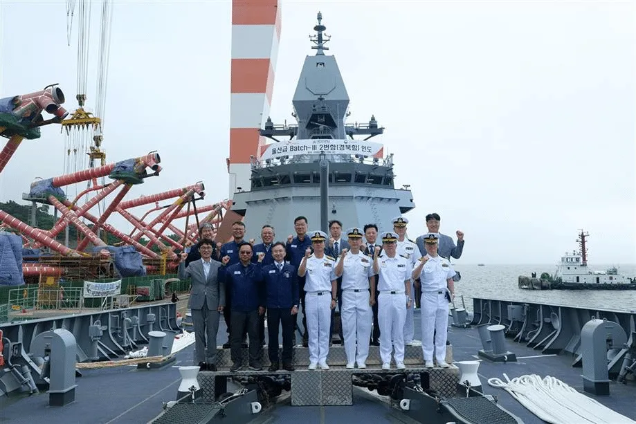 Oficiais da Marinha da Coreia do Sul posam em frente ao navio ROKS Gyeongbuk, frigata Ulsan-class Batch-III, durante cerimôni
