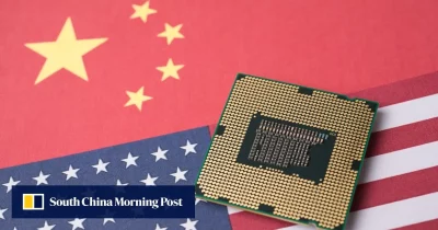 Chip de IA sobre as bandeiras da China e dos EUA, ilustrando a tensão tecnológica entre os dois países.