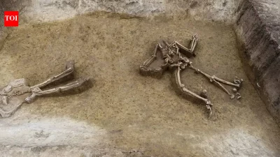 Esqueletos descobertos em sítio arqueológico neolítico na Eslováquia. (Foto: timesofindia.indiatimes.com)