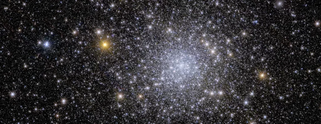 Estrelas brilham em um aglomerado estelar antigo, destacando a presença de red dwarfs. (Foto: phys.org)