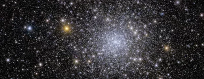 Estrelas brilham em um aglomerado estelar antigo, destacando a presença de red dwarfs. (Foto: phys.org)