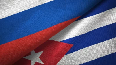 Bandeiras de Cuba e Rússia entrelaçadas, simbolizando cooperação entre os países. (Foto: actualidad.rt.com)