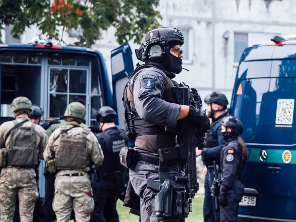 Forças de segurança do Estônia em treinamento militar próximo a veículos oficiais. (Foto: aljazeera.com)