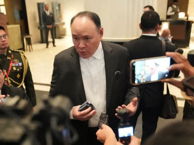 O chefe de defesa das Filipinas, Gilberto Teodoro, é fotografado em meio a jornalistas e câmeras durante evento público. (Fot