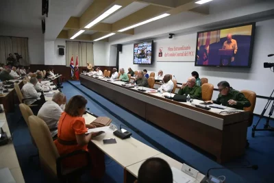 Membros do Comitê Central do Partido Comunista de Cuba em reunião no Pleno Extraordinário. (Foto: ultimasnoticias.com.ve)