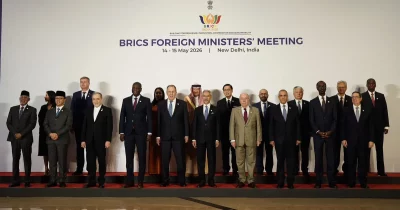 Representantes dos países membros do BRICS durante reunião ministerial em Nova Deli, Índia. (Foto: Wikimedia Commons)