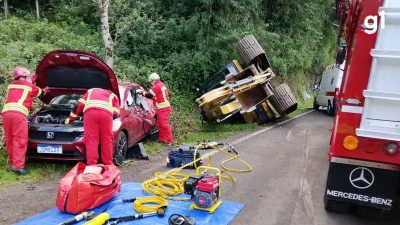 Bombeiros atuam em acidente na BR-116, onde retroescavadeira caiu de caminhão e atingiu carro. (Foto: g1.globo.com)