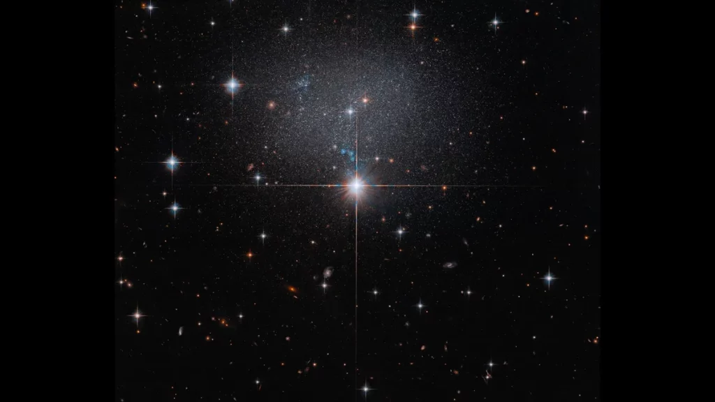 Imagem do telescópio Hubble mostrando o enxame estelar na galáxia anã irregular ESO 490-017, a 23 milhões de anos-luz da Terr
