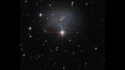 Imagem do telescópio Hubble mostrando o enxame estelar na galáxia anã irregular ESO 490-017, a 23 milhões de anos-luz da Terr