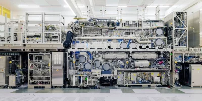 Máquinas avançadas de fabricação de chips em operação dentro de uma fábrica. (Foto: technologyreview.com)