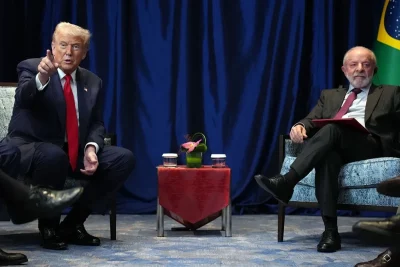 Donald Trump e Lula durante encontro em evento internacional. (Foto: metropoles.com)