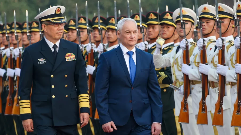Representantes militares chineses e russo acompanham desfile de tropas em cerimônia oficial. (Foto: actualidad.rt.com)
