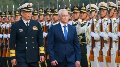 Representantes militares chineses e russo acompanham desfile de tropas em cerimônia oficial. (Foto: actualidad.rt.com)