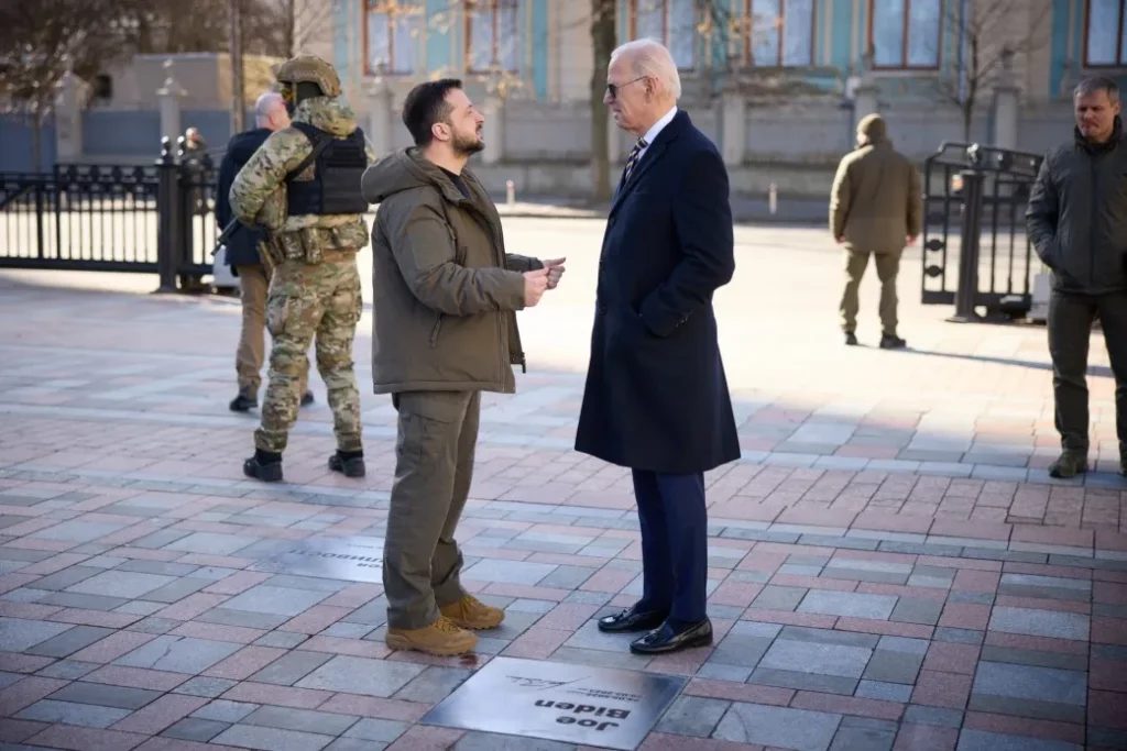 O presidente Joe Biden e o presidente Volodymyr Zelensky conversam durante evento no exterior. (Foto: Wikimedia Commons)