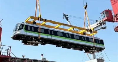 Trem do Cross Island Line sendo içado por guindaste em operação de entrega. (Foto: railwaygazette.com)