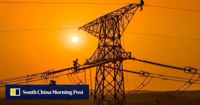 Trabalhadores realizam manutenção em torre de transmissão elétrica ao pôr do sol na China. (Foto: scmp.com)