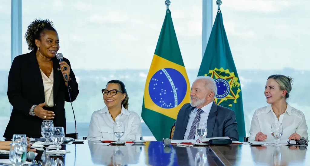 Representantes da ANPD participam de painel no TeleBrasil Summit 2026, com bandeiras do Brasil ao fundo. (Foto: Wikimedia Com