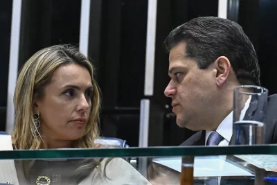 Senadora Roberta Acioly e senador Davi Alcolumbre durante sessão no Plenário do Senado. (Foto: Flickr - senado)
