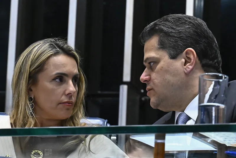 Senadora Roberta Acioly e senador Davi Alcolumbre durante sessão no Plenário do Senado. (Foto: Flickr - senado)