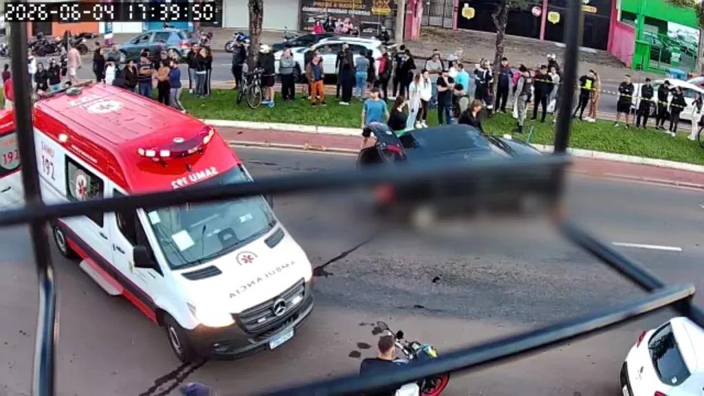 Ambulância e motocicleta no local do acidente em Passo Fundo, com socorro prestado após atropelamento. (Foto: g1.globo.com)