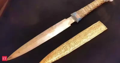Antiga adaga com cabo ornamentado e bainha dourada, objeto de estudo arqueológico. (Foto: economictimes.indiatimes.com)