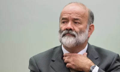 O ex-tesoureiro do PT João Vaccari ajusta a gravata durante audiência judicial. (Foto: cartacapital.com.br)